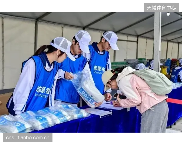 在大型赛事中，志愿者常被部署于一线引导岗位，但缺乏专业培训的他们真能承担起初级安全员的职责吗？